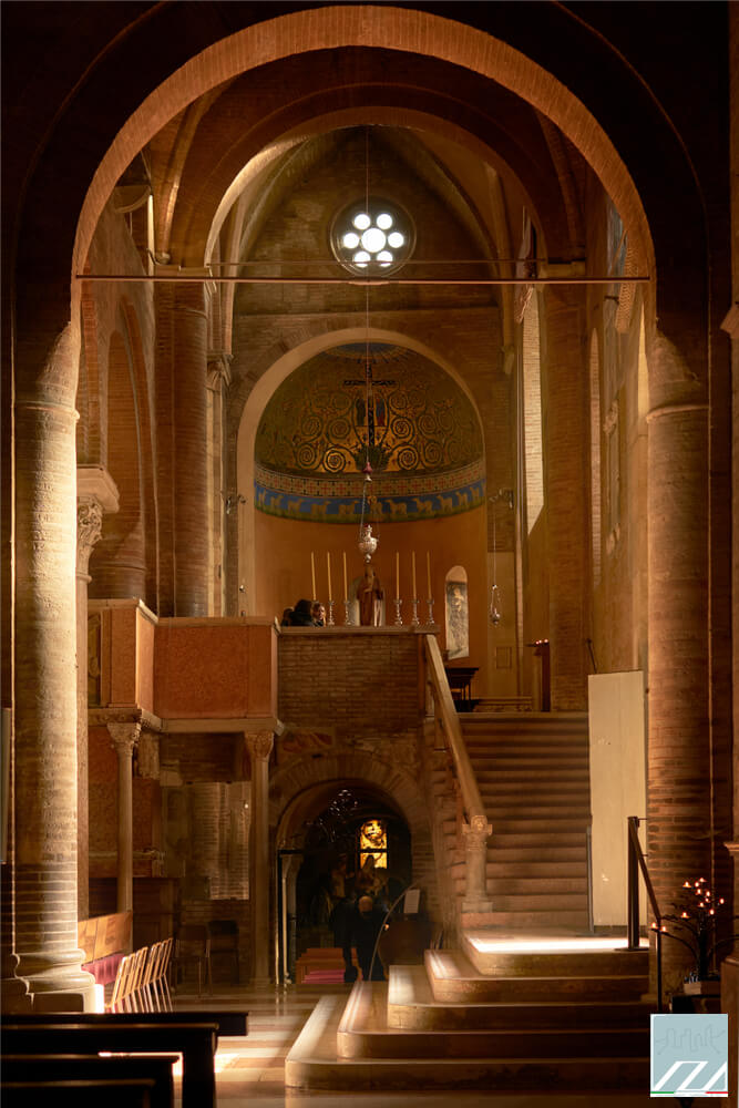 Vista della navata laterale del duomo di Modena