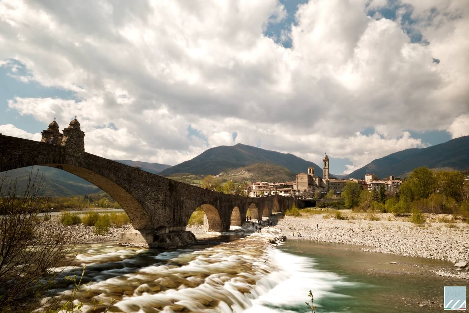 Vista di Bobbio dalla sponda destra del fiume Trebbia