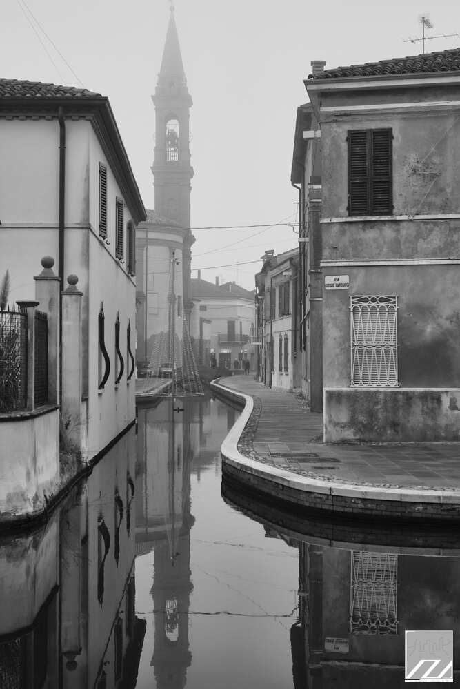 Vista del campanile su di un canale