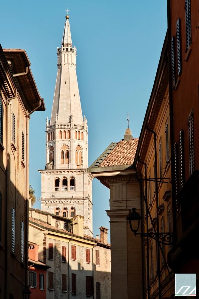 Il campanile della Ghirlandina da via Santa Eufemia
