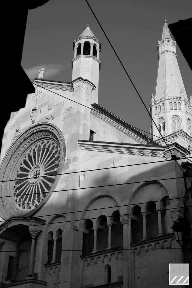 Il rosone del duomo di Modena della facciata del duomo