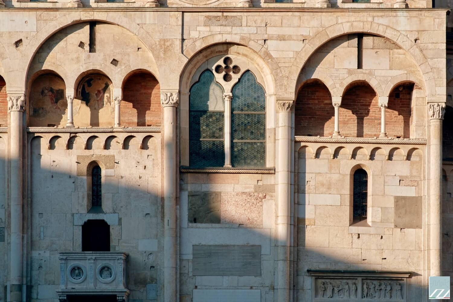 Dettaglio della facciata del duomo di Modena su Piazza Grande