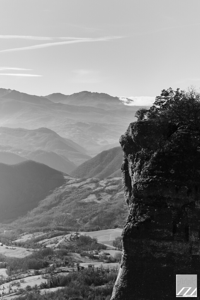 Vista della valle sottostante la Pietra di Bismantova