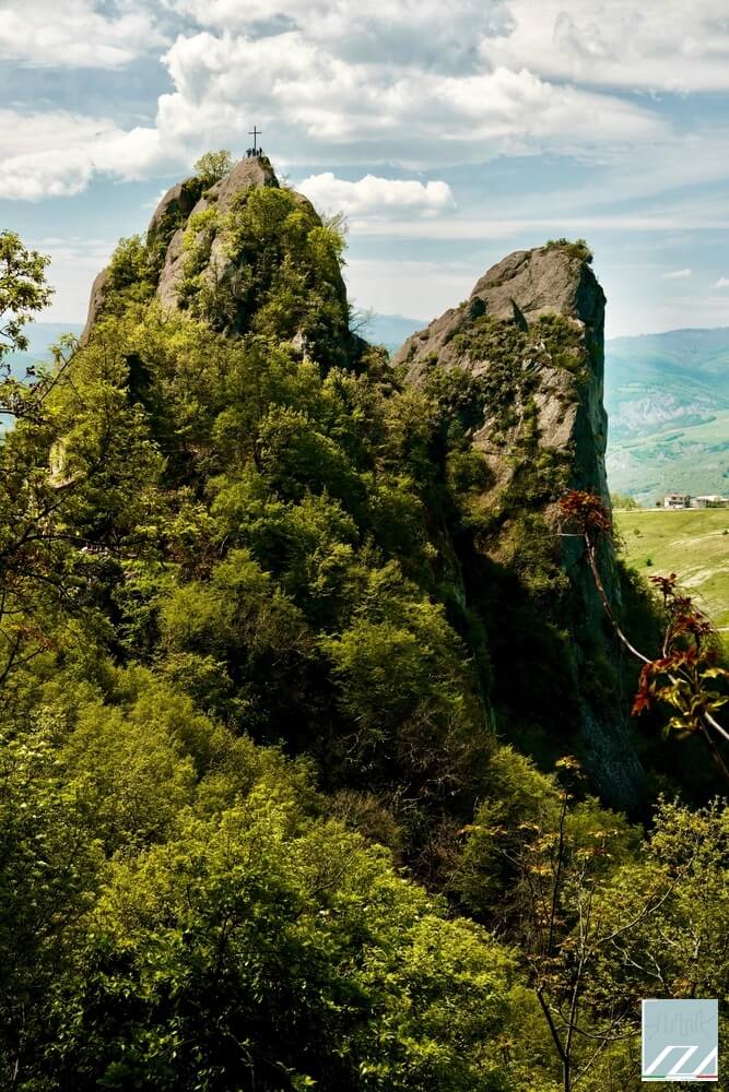 Vista ravvicinata dei Sassi di Rocca Malatina